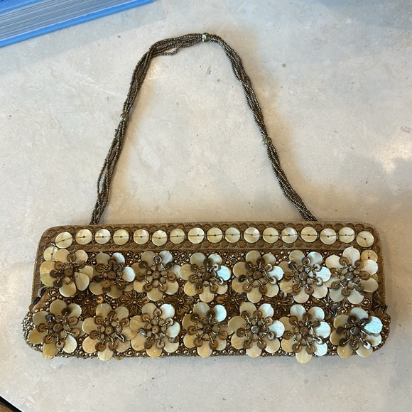 Bougainvillea Shell Clouch In Gold. Vintage & Gorgeous. Excellent condition - Picture 2 of 2
